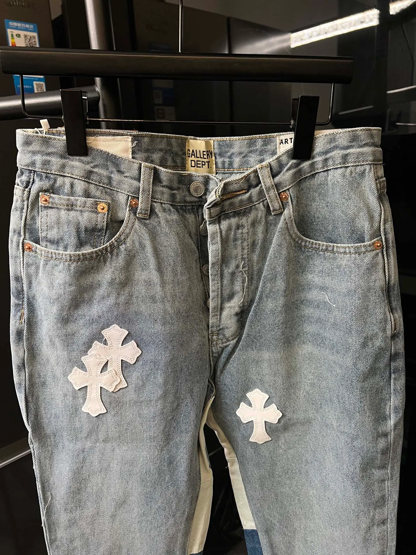 P260 [Next day] Chrome hearts/Chrome hearts GALLERY DEPT cross patch leather joint stitched jeans (grey) A retro clothing brand from Los Angeles. The brand focuses on upcycling denim and VINTAGE TEE. The brand was established in 2018. The diversity and uniqueness of styles are loved by consumers. The clothing tends to have a retro feel. The classic LEVIS BOOTCUT, which is the bell bottom pants that have been eliminated by society, has also been put to good use by GALLERY DEPT through reasonable revisions. Appropriate reduction in the calf circumference can make the wearer wear a sense of stacking and drape, and increase the overall sense of fashion. Many items are very individual and tasteful. The most charming personality jeans, a must-have for fashionistas, the same style for celebrities, and a model touted by many bloggers. Look for the correct version. Size: 28 30 32 34 36 (corresponding to s-xxl). Detailed sizes can be found in Figure 9.